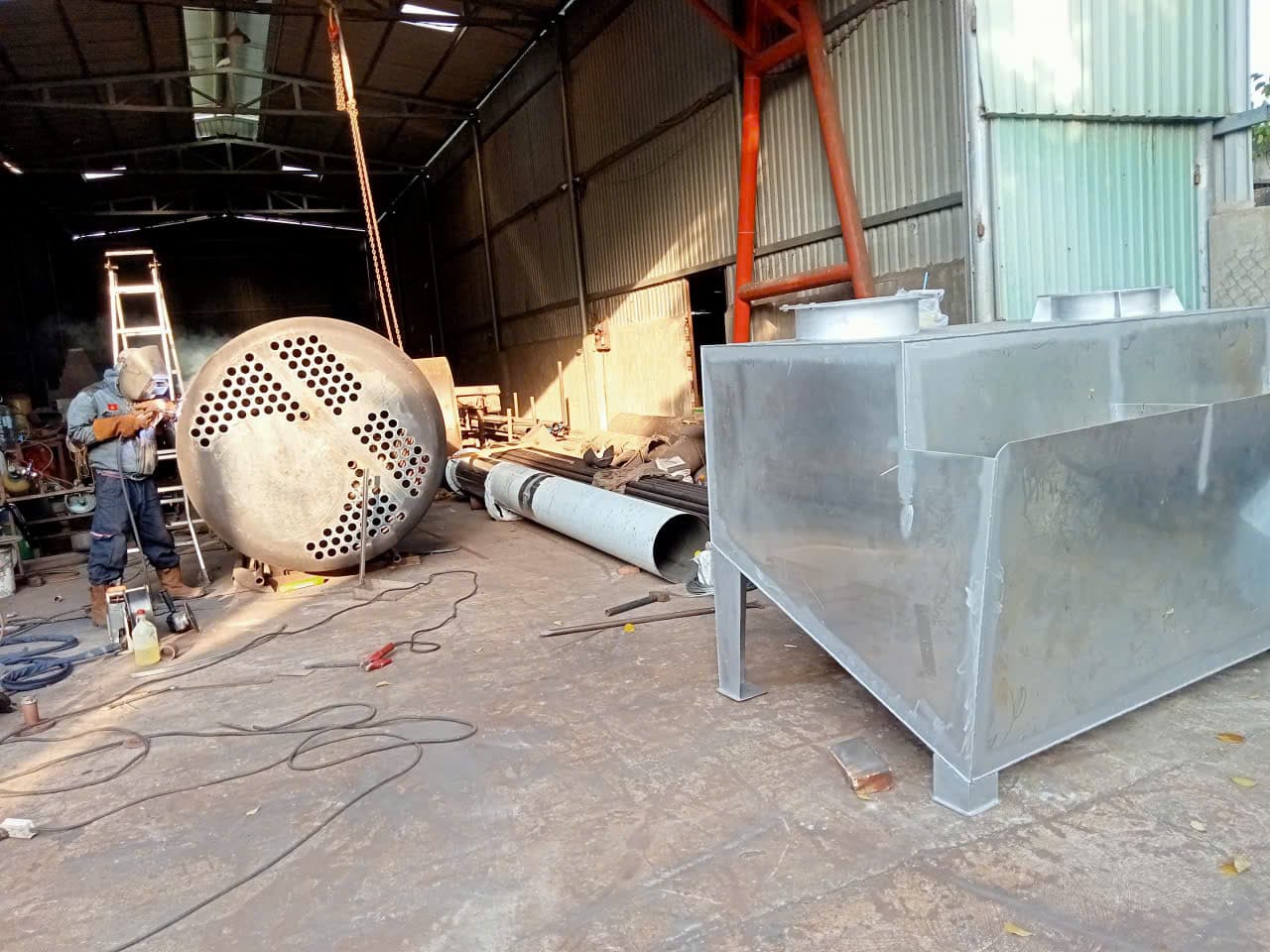 Mặt sàng ống và thiết bị chịu áp đang được chế tạo tại xưởng